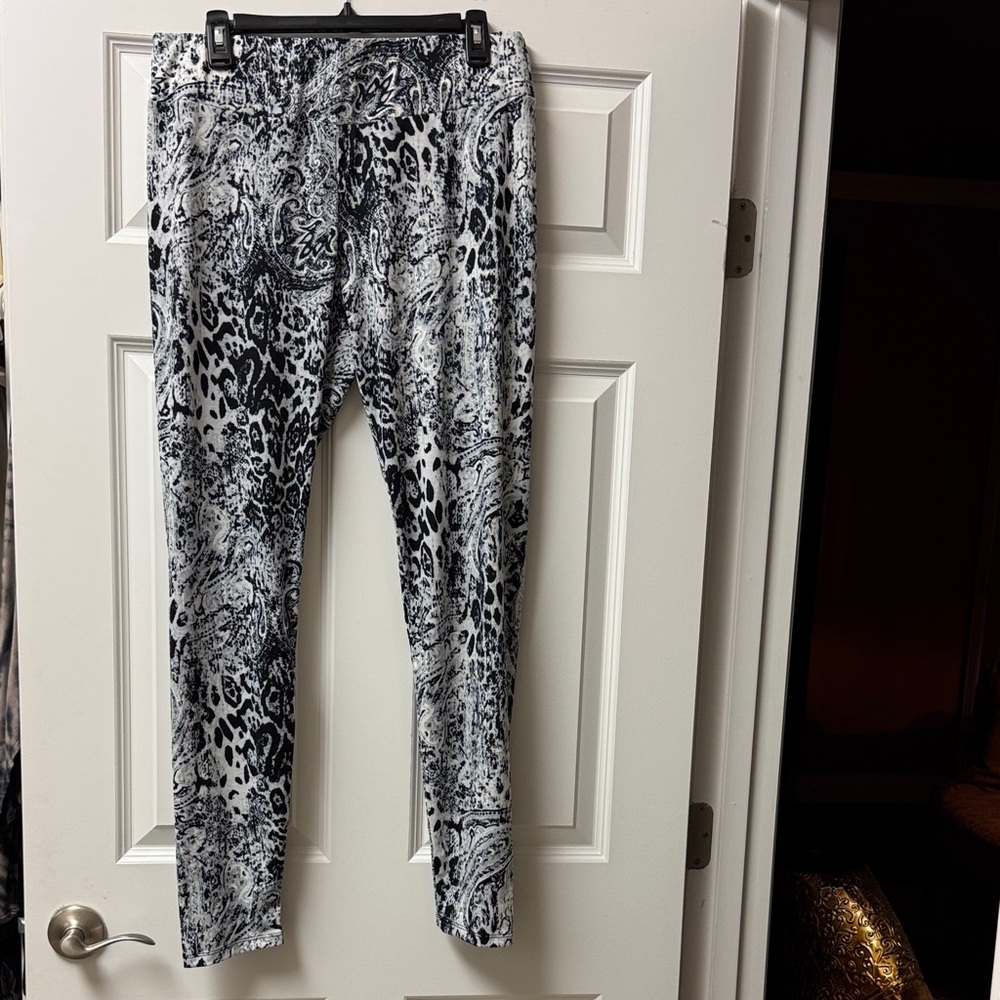 Simply Noelle Black and White Animal Print Leggings - Size L/XL